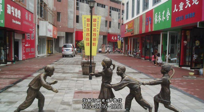 步行街玩老鷹捉小雞的兒童景觀銅雕 步行街玩老鷹捉小雞的兒童景觀銅雕