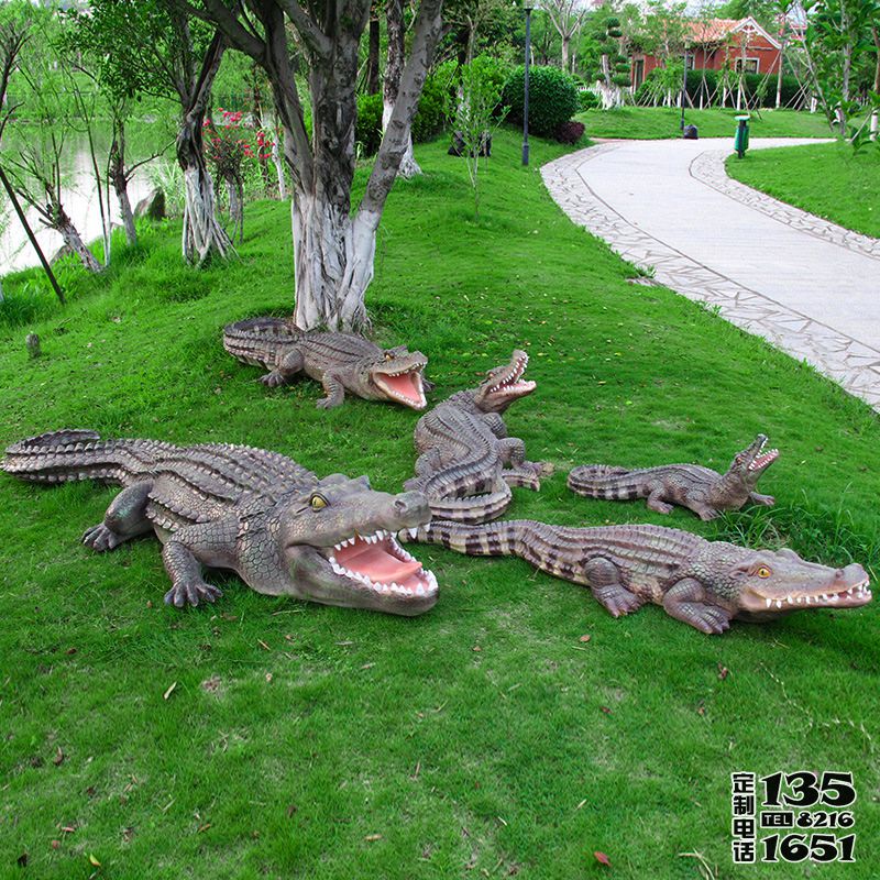 公園草地上擺放的形態(tài)各異的玻璃鋼仿真動(dòng)物鱷魚雕塑 公園草地上擺放的形態(tài)各異的玻璃鋼仿真動(dòng)物鱷魚雕塑