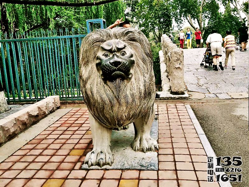 大型戶外街道玻璃鋼創(chuàng)意行走的仿真動物獅子雕塑 大型戶外街道玻璃鋼創(chuàng)意行走的仿真動物獅子雕塑