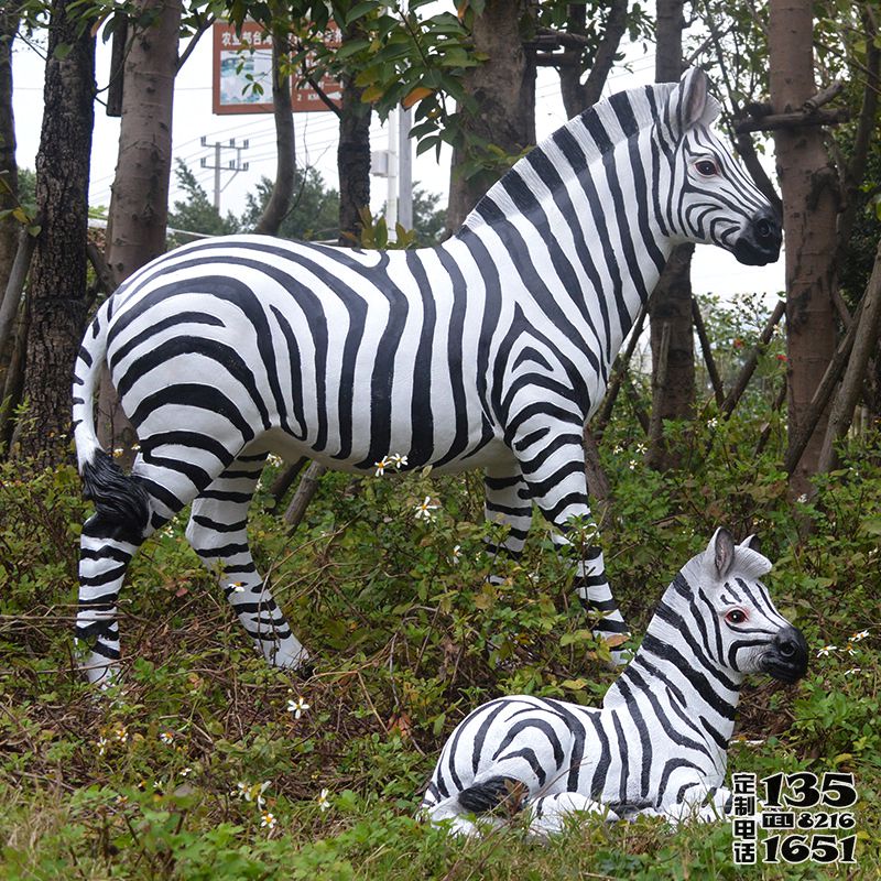 公園里擺放的母子玻璃鋼彩繪斑馬雕塑 公園里擺放的母子玻璃鋼彩繪斑馬雕塑