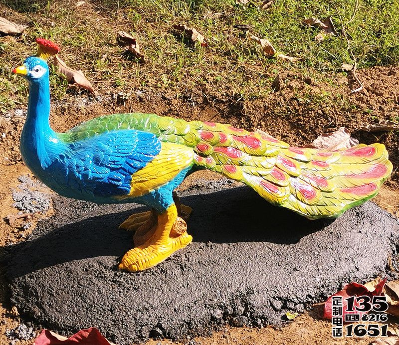 公園里一只玻璃鋼彩繪仿真動(dòng)物孔雀雕塑 公園里一只玻璃鋼彩繪仿真動(dòng)物孔雀雕塑