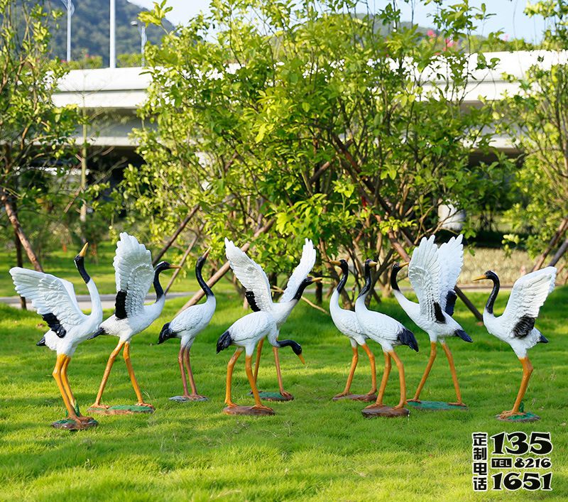 公園草坪玻璃鋼彩繪仿真動(dòng)物仙鶴雕塑 公園草坪玻璃鋼彩繪仿真動(dòng)物仙鶴雕塑