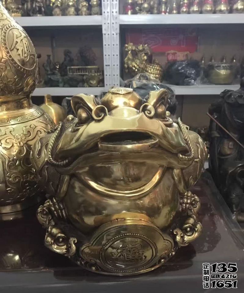 商場(chǎng)里擺放的玻璃鋼仿銅金蟾雕塑 商場(chǎng)里擺放的玻璃鋼仿銅金蟾雕塑