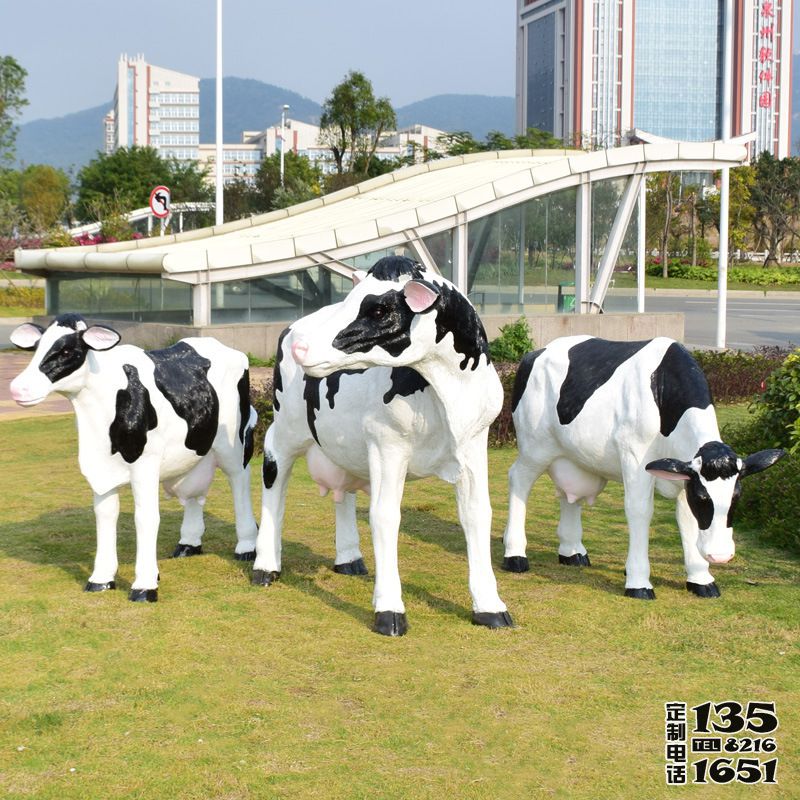 農(nóng)場玻璃鋼仿真動物奶牛雕塑 農(nóng)場玻璃鋼仿真動物奶牛雕塑