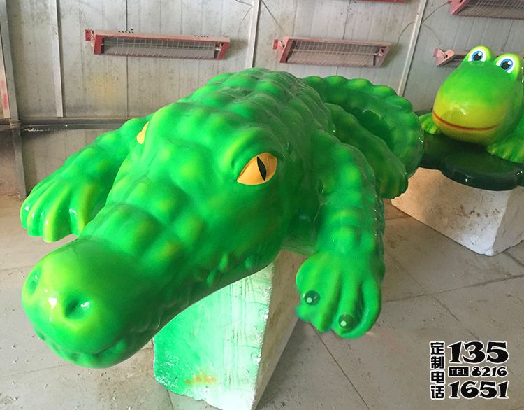 游樂(lè)場(chǎng)擺放的玻璃鋼卡通鱷魚(yú)雕塑 游樂(lè)場(chǎng)擺放的玻璃鋼卡通鱷魚(yú)雕塑