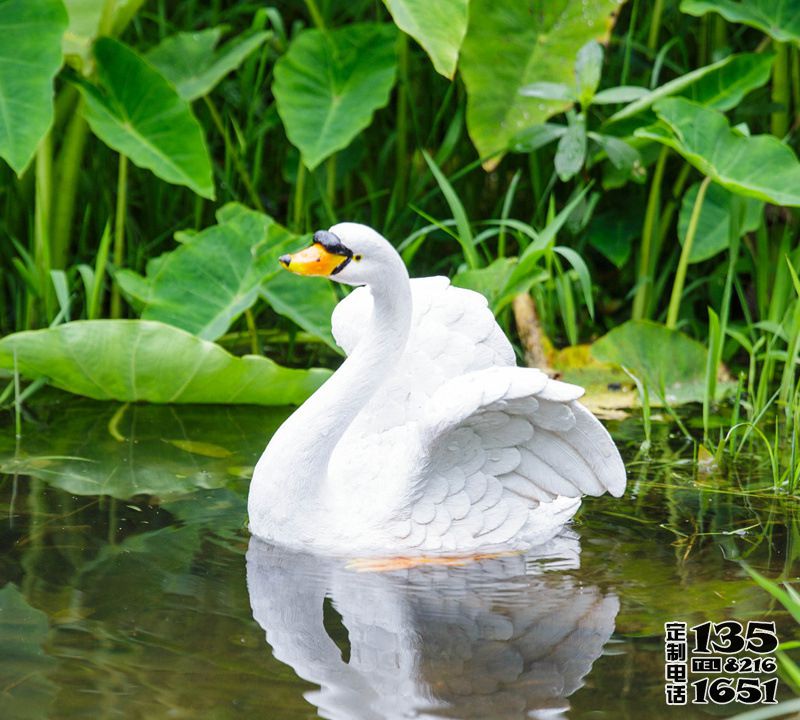 庭院水中嬉戲的玻璃鋼樹(shù)脂仿真天鵝雕塑 庭院水中嬉戲的玻璃鋼樹(shù)脂仿真天鵝雕塑