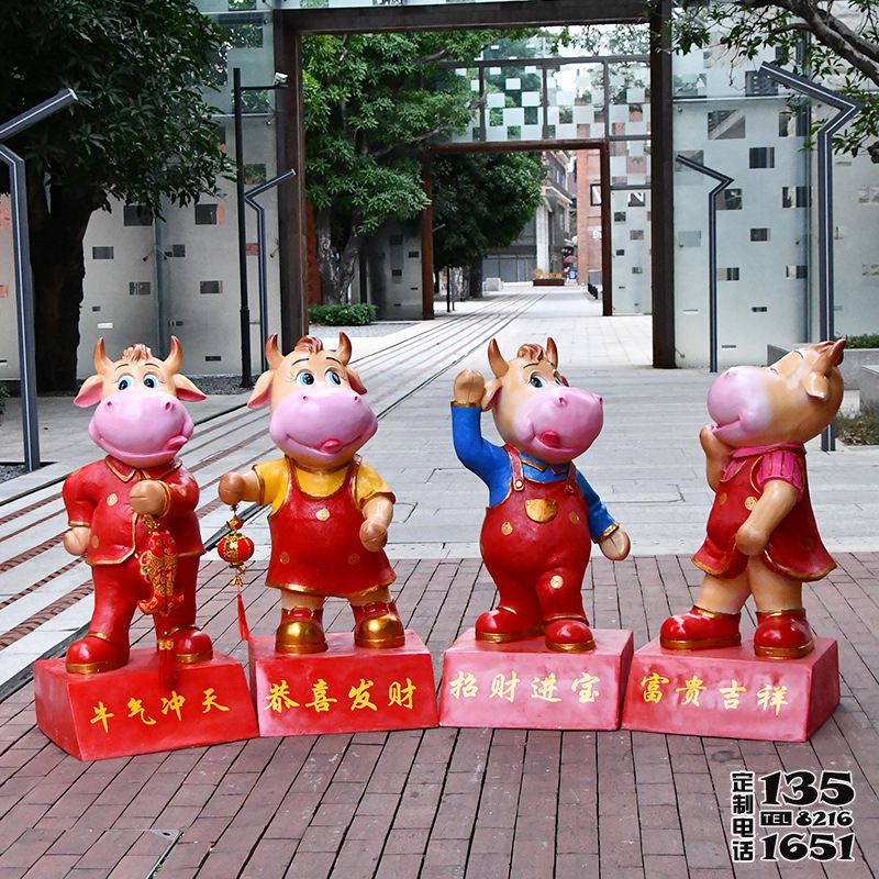 商場擺放四個(gè)喜慶招財(cái)?shù)牟Aт摽ㄍㄅ5袼? title=