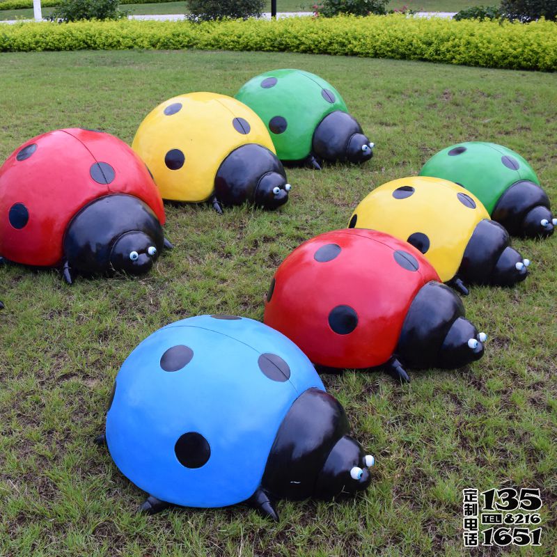 公園里擺放的一群玻璃鋼彩繪七星瓢蟲(chóng)雕塑 公園里擺放的一群玻璃鋼彩繪七星瓢蟲(chóng)雕塑