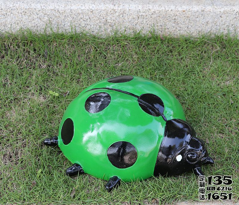 公園里擺放的小號(hào)綠色玻璃鋼卡通七星瓢蟲瓢蟲雕塑 公園里擺放的小號(hào)綠色玻璃鋼卡通七星瓢蟲瓢蟲雕塑