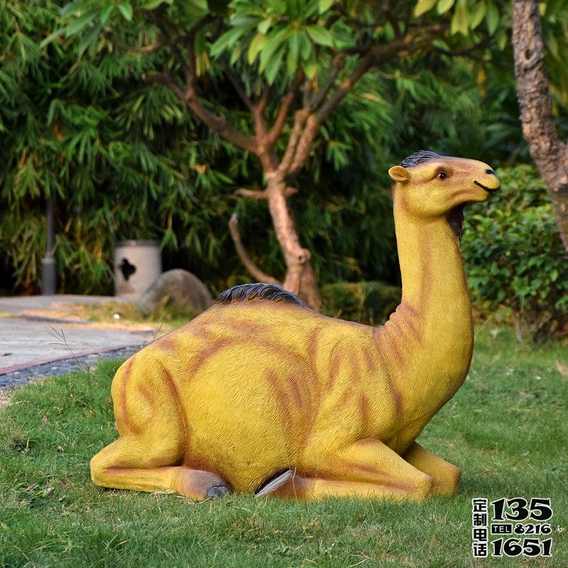 玻璃鋼仿真動(dòng)物景觀 戶外園林一只窩著的駱駝雕塑 玻璃鋼仿真動(dòng)物景觀 戶外園林一只窩著的駱駝雕塑