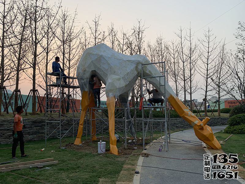 公園玻璃鋼幾何路邊低頭吃草的長頸鹿雕塑 公園玻璃鋼幾何路邊低頭吃草的長頸鹿雕塑