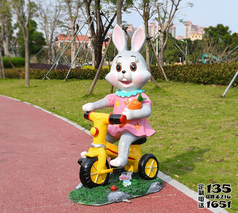 公園幼兒園玻璃鋼彩繪卡通騎車(chē)的兔子雕塑 公園幼兒園玻璃鋼彩繪卡通騎車(chē)的兔子雕塑