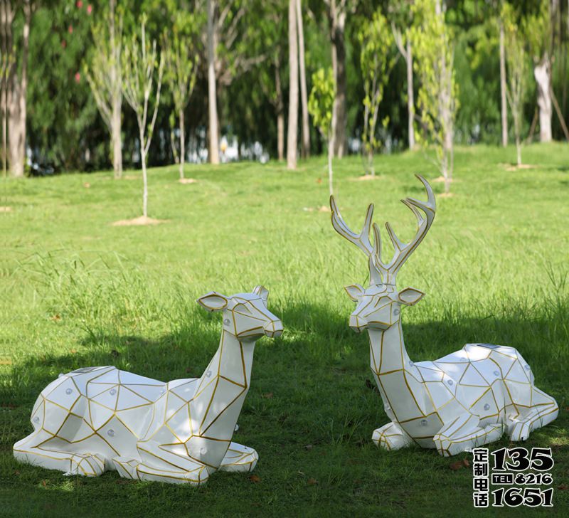 玻璃鋼幾何公園景區(qū)兩只臥著的梅花鹿雕塑 玻璃鋼幾何公園景區(qū)兩只臥著的梅花鹿雕塑