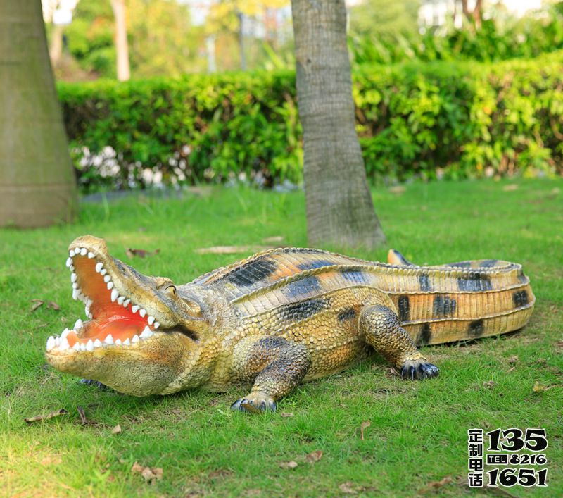 公園草地?cái)[放的張嘴的玻璃鋼仿真彩繪鱷魚(yú)雕塑 公園草地?cái)[放的張嘴的玻璃鋼仿真彩繪鱷魚(yú)雕塑