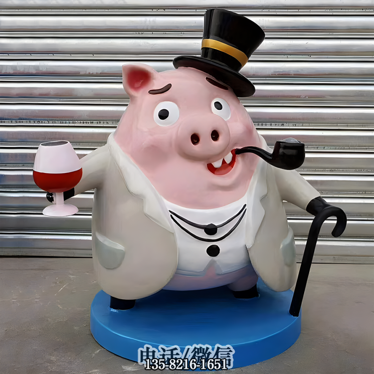 頭戴禮帽手拄拐棍、叼著煙斗拿著紅酒的卡通豬雕塑